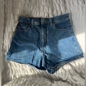 ❤️‍🔥NEVER WORN ❤️‍🔥Levi’s high waisted mom shorts size 29 in PERFECT condition